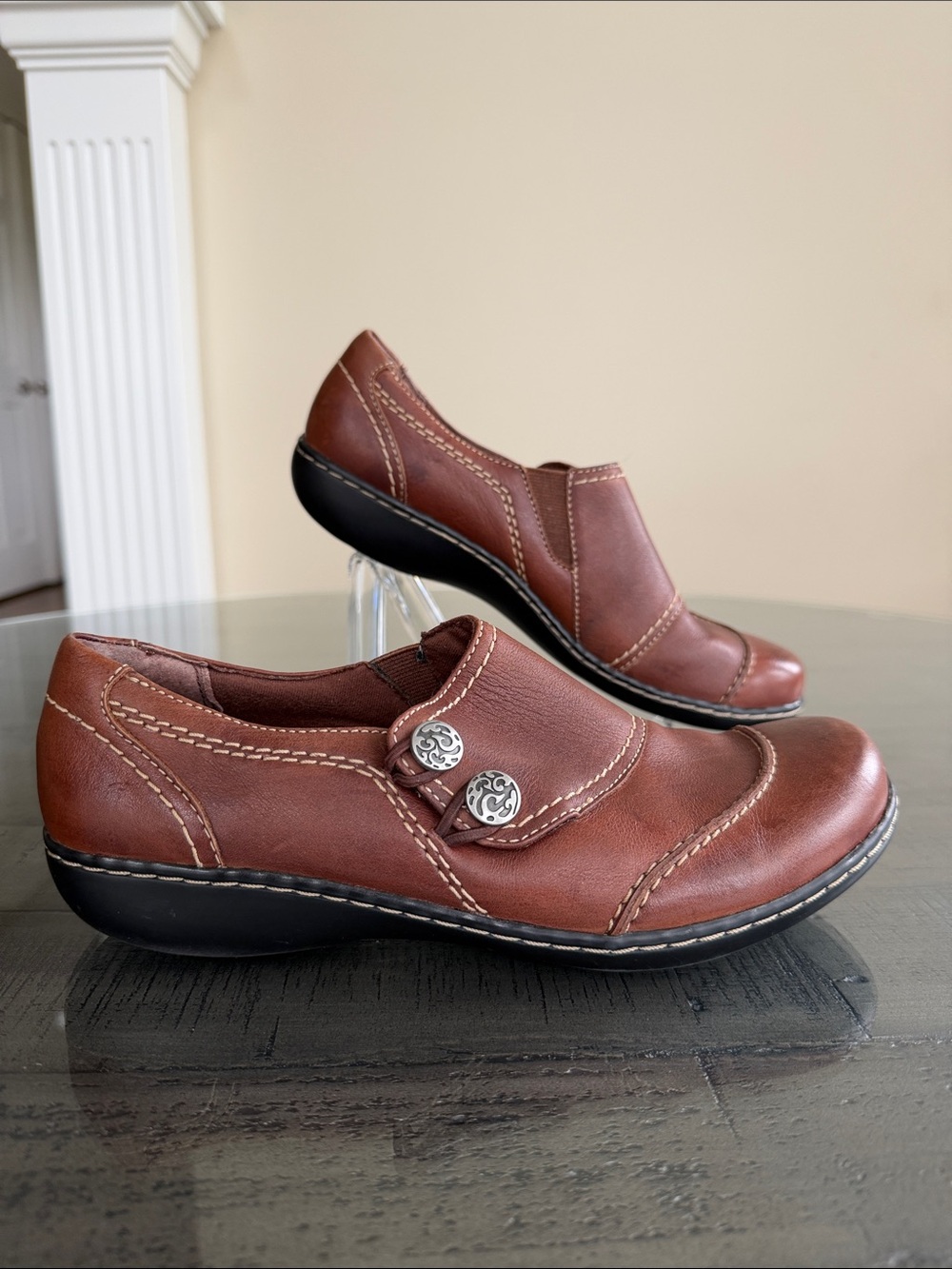 Clarks Bendables Brown Leather Slip-On Loafers Decorative Metal Buttons Size 8